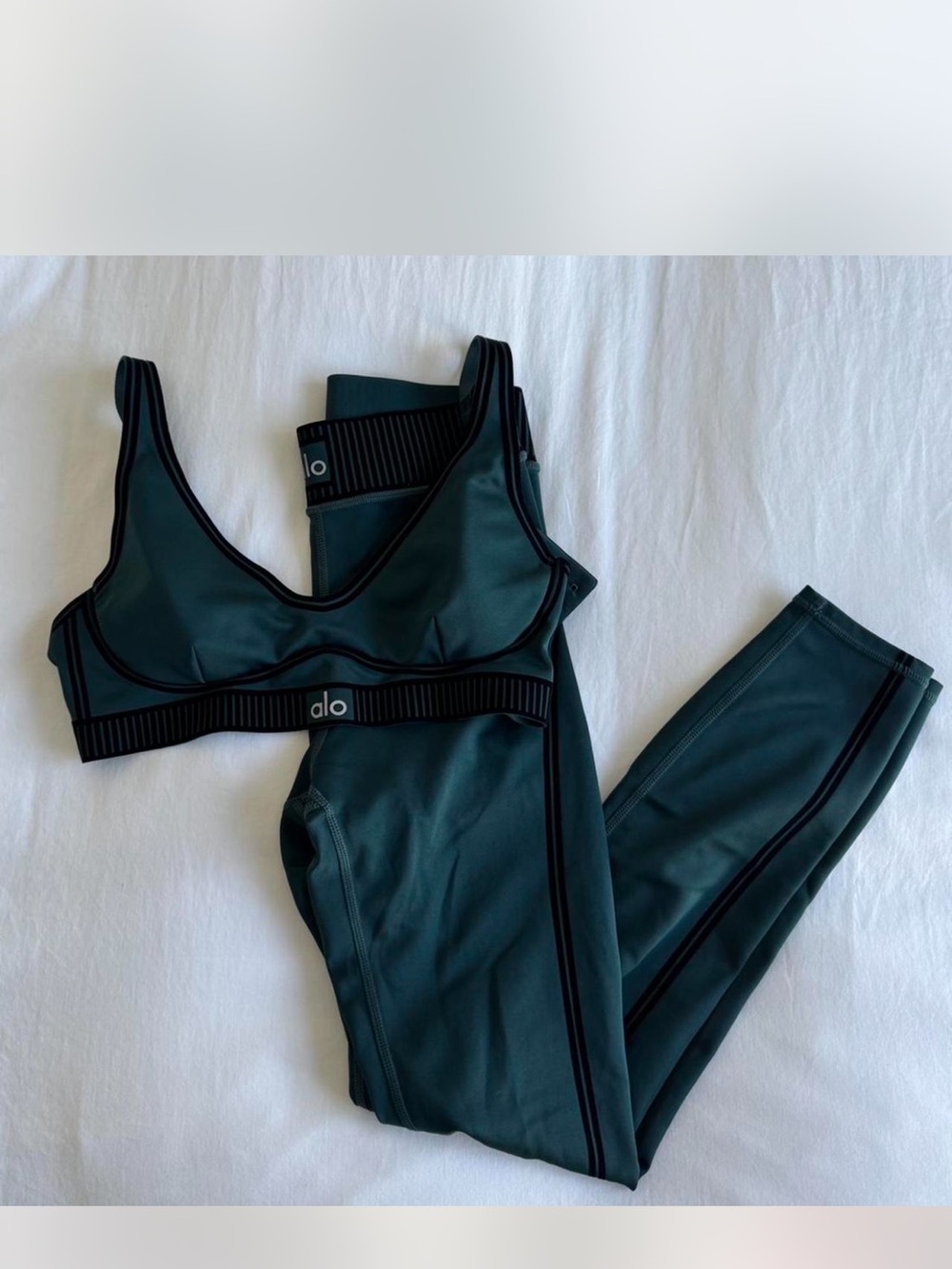 Alo Airlift Matching Set Bra and Leggings